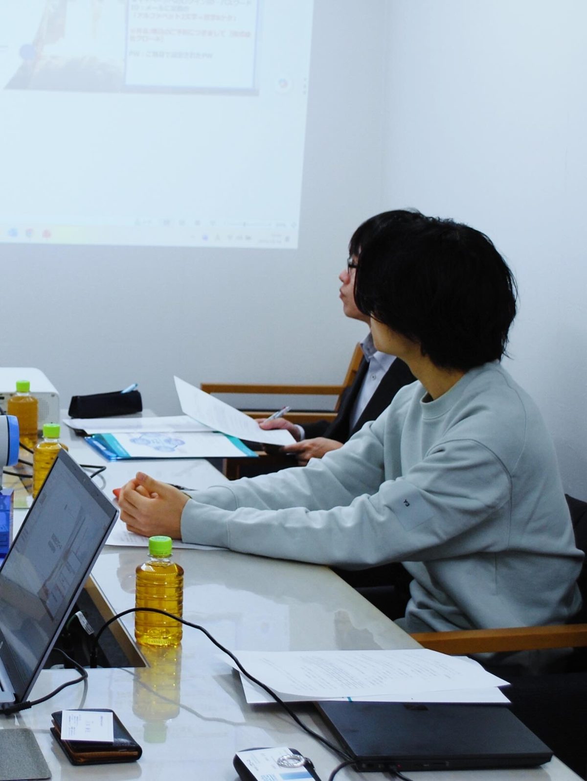 株式会社クローネ様にて、事業や製品開発についてご説明いただく様子