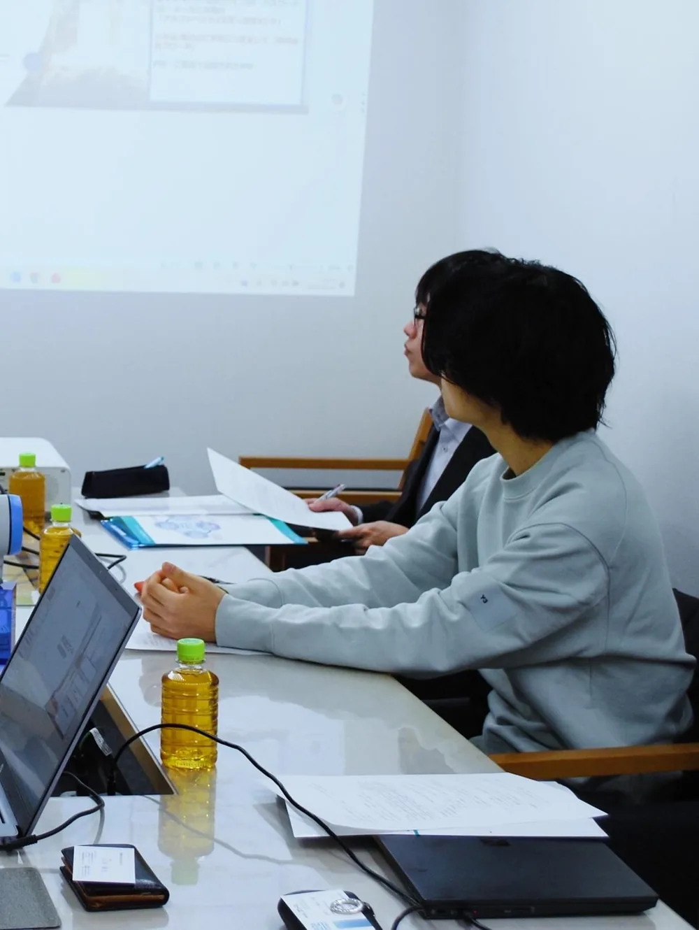 株式会社クローネ様にて、事業や製品開発についてご説明いただく様子