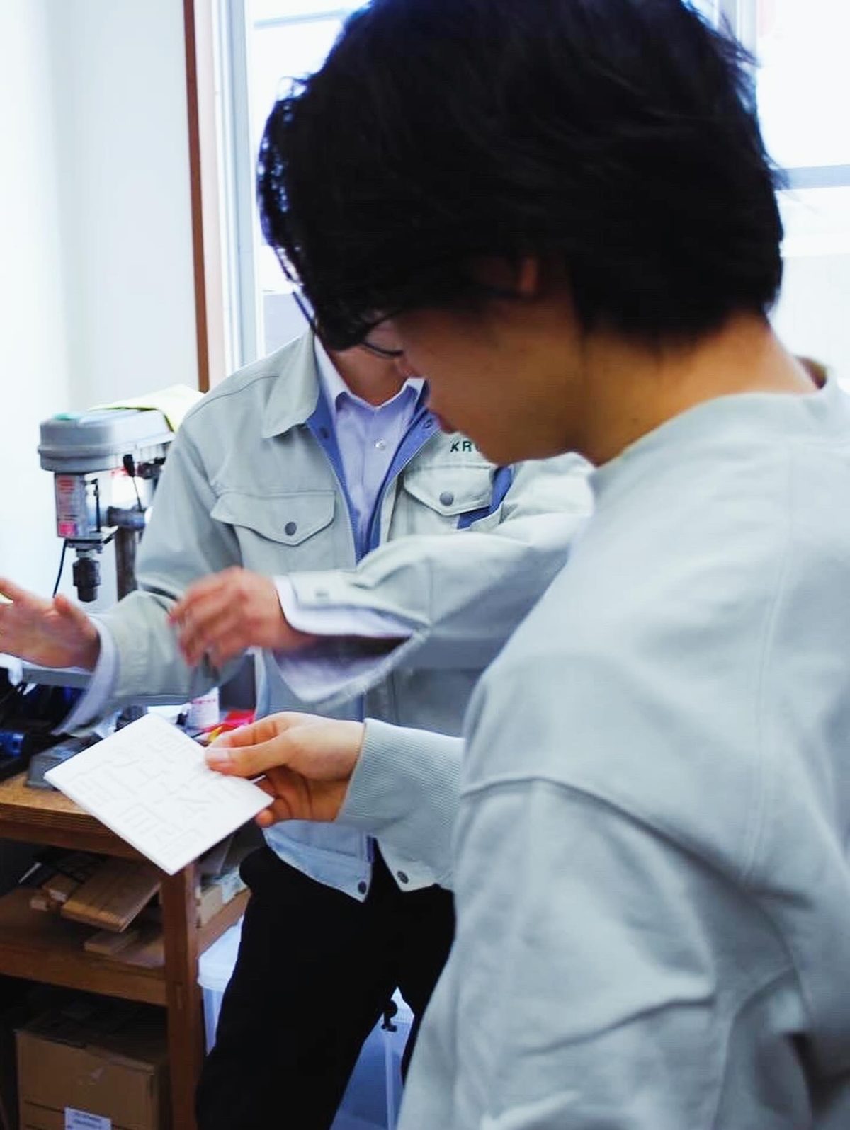 ものづくりの現場を見学する様子