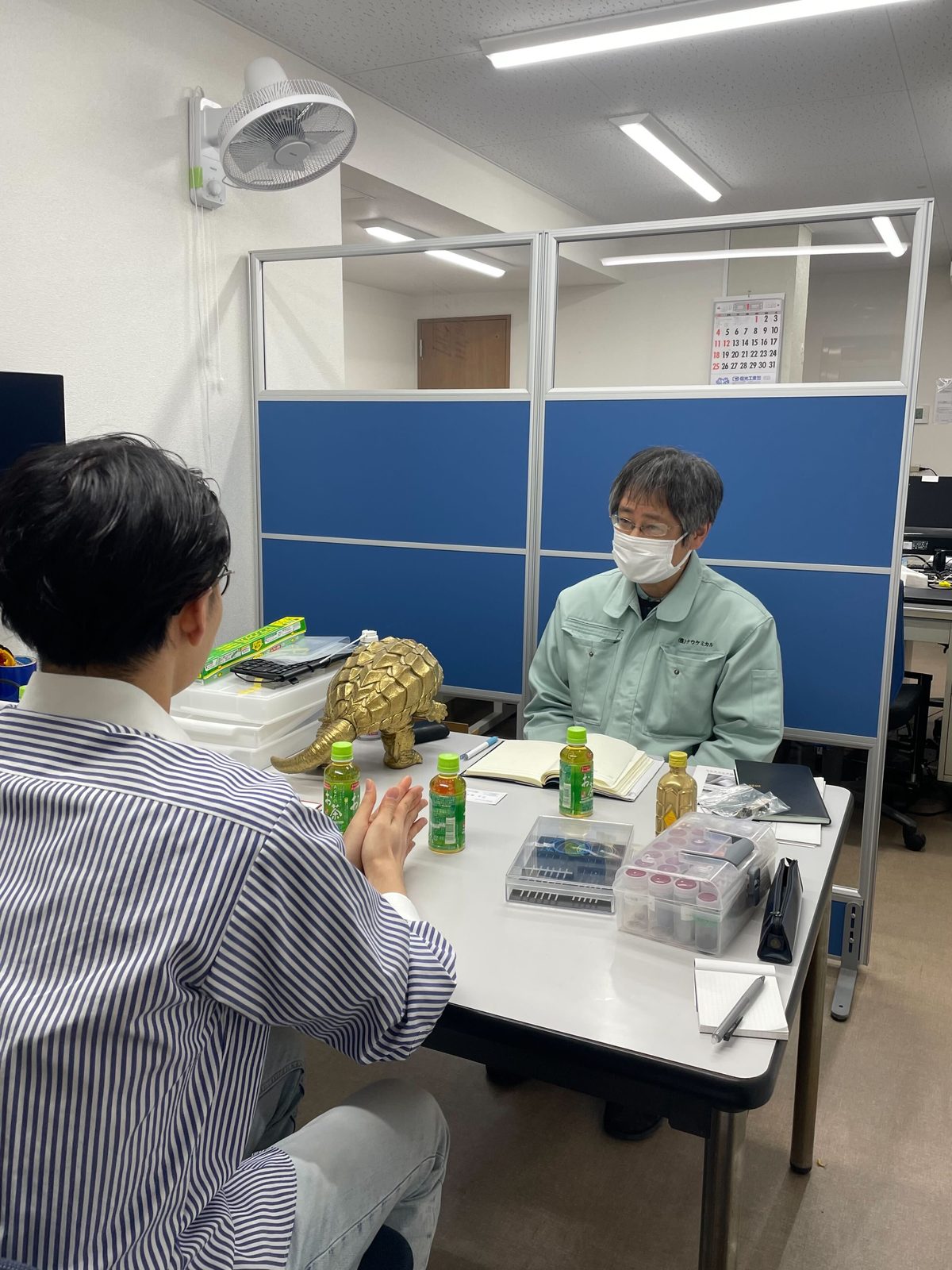 株式会社ナウケミカル様にて、お話を伺う様子